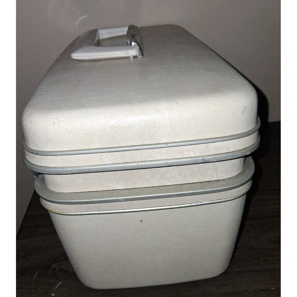 Vintage Samsonite Silhouette Train Case White Cosmetic Luggage Tray & Key